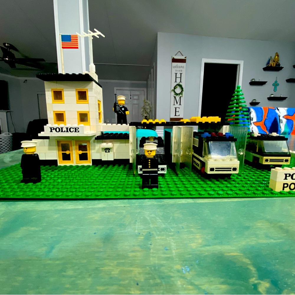 Lego classic 1976-370 police station with extra cars and helicopter RARE find